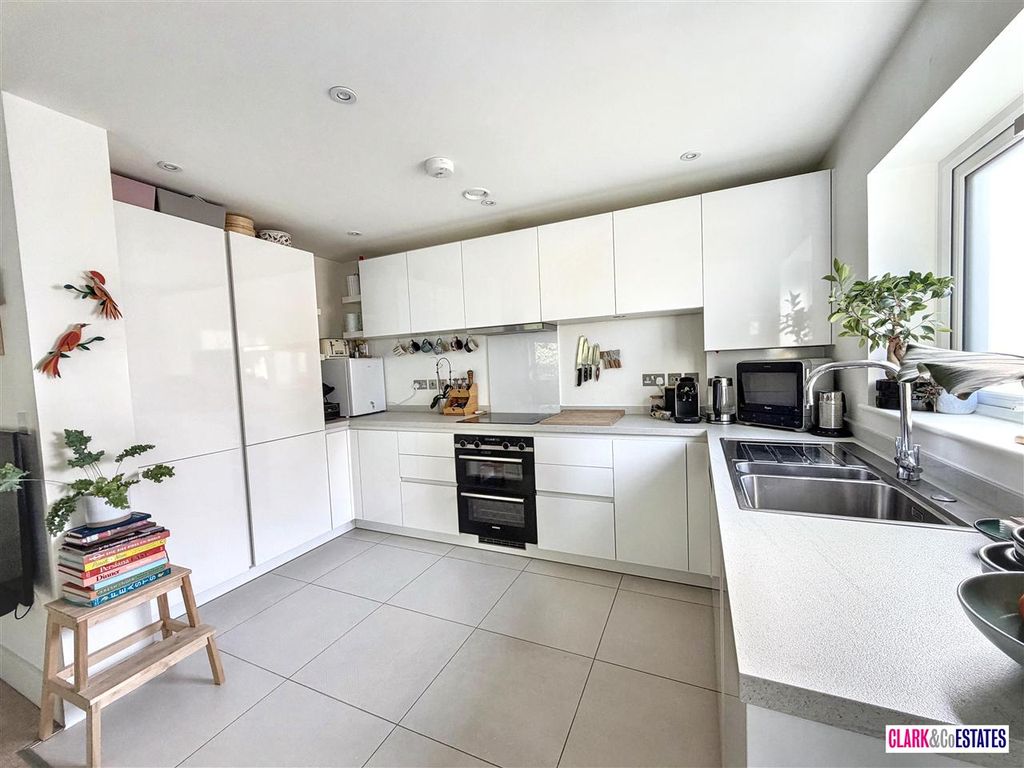 Property photo 3 of 10 Kitchen