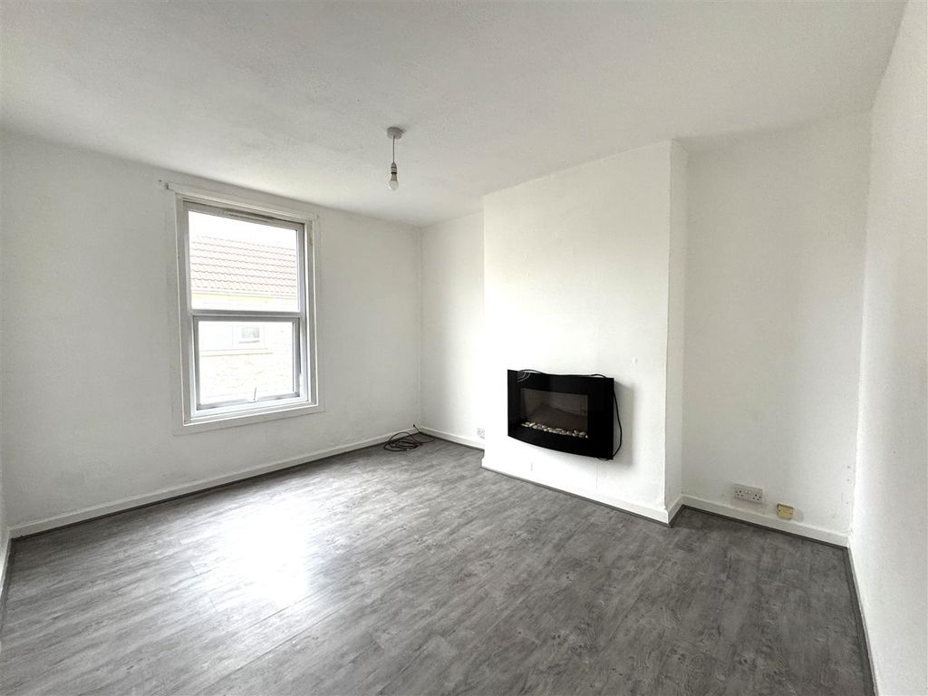 Property photo 3 of 11 Lounge