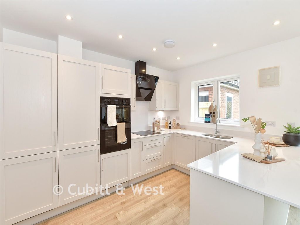Property photo 3 of 12 Kitchen