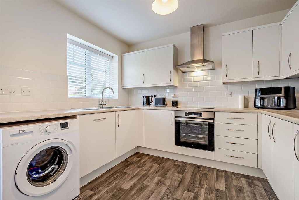 Property photo 2 of 17 8675946-Interior03-800.Jpg