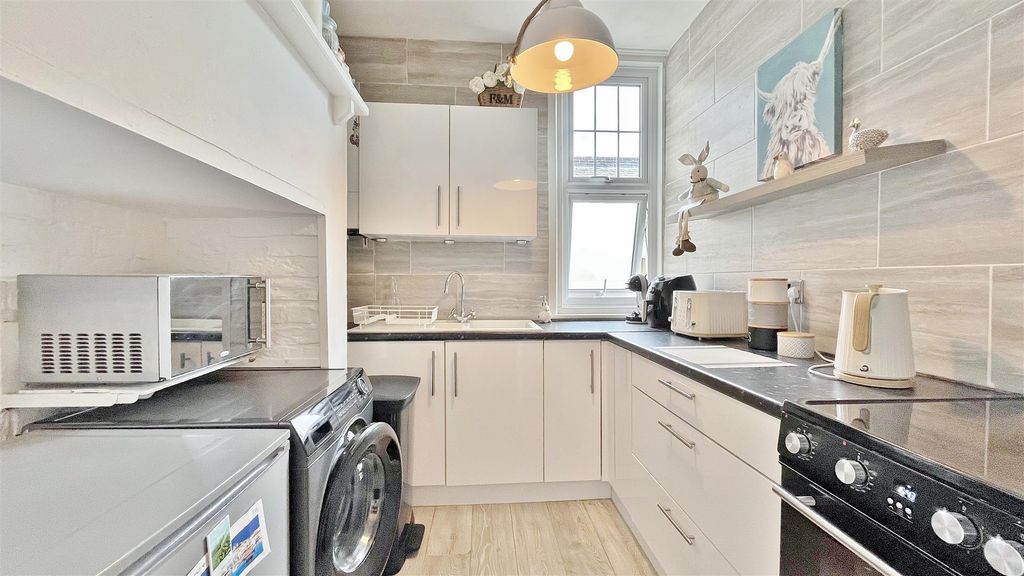 Property photo 3 of 14 Kitchen