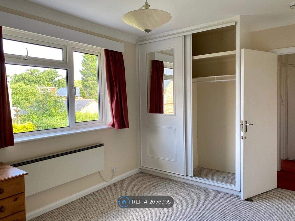 Property photo 2 of 10 Spacious Wardrobe