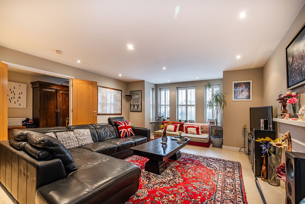 Property photo 2 of 18