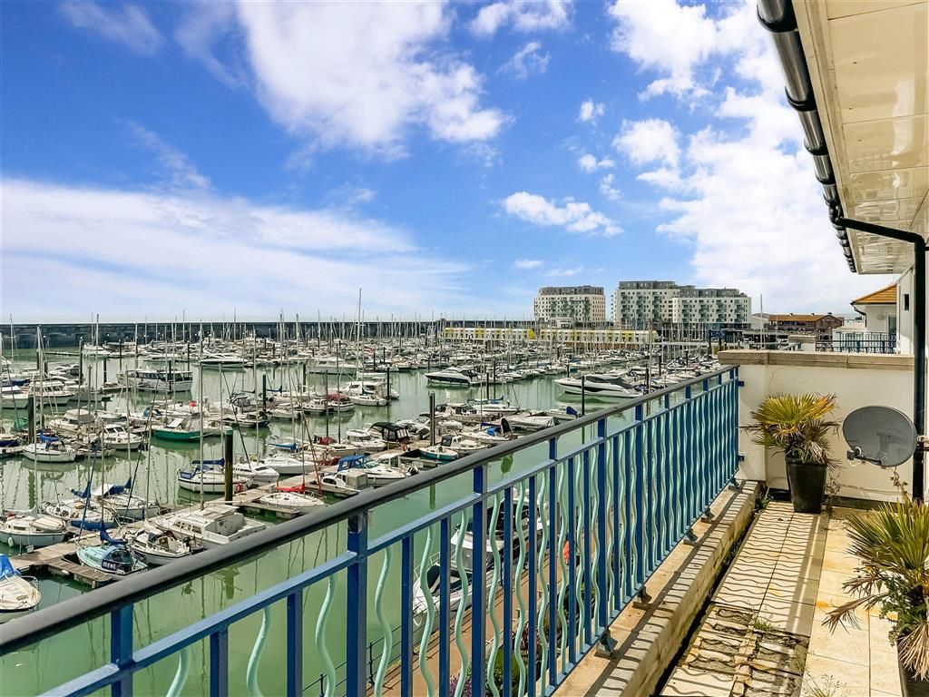 Property photo 1 of 17 Balcony 2