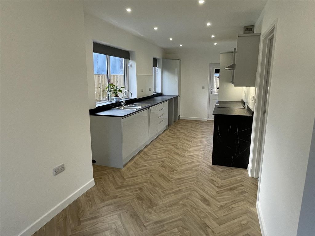 Property photo 2 of 28 Kitchen/Breakfast Room