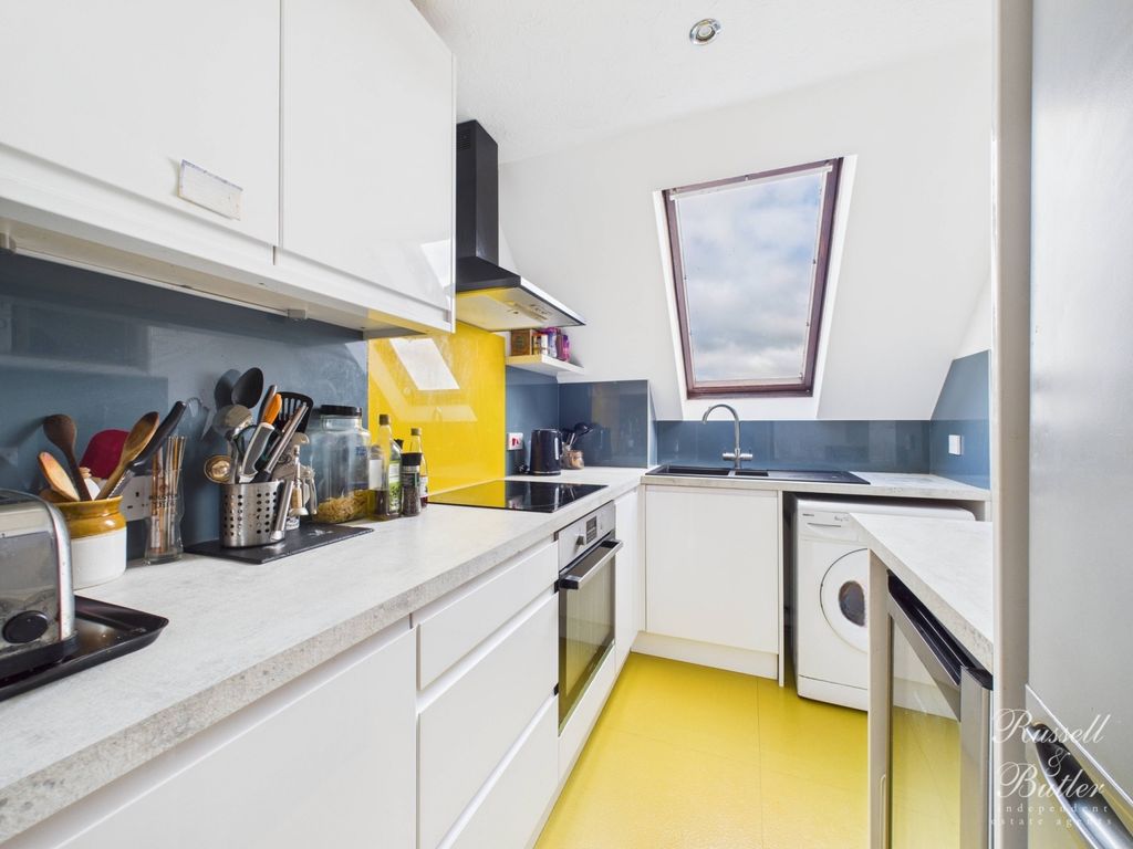 Property photo 3 of 16 Cam01995G0-Pr0404-Still002