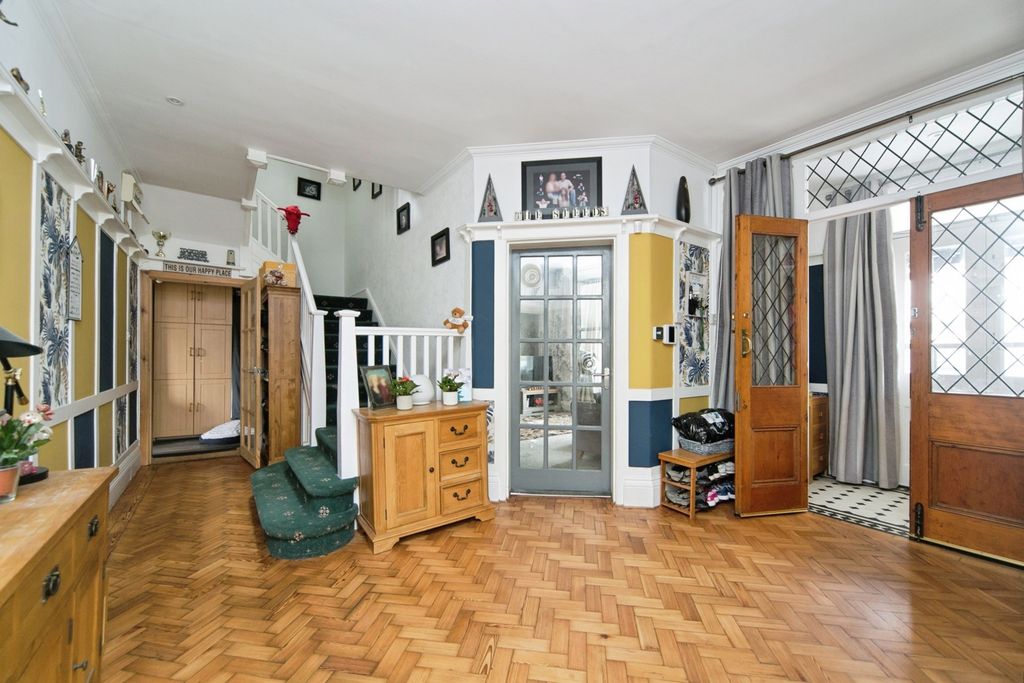 Property photo 2 of 17 Entrance Hall