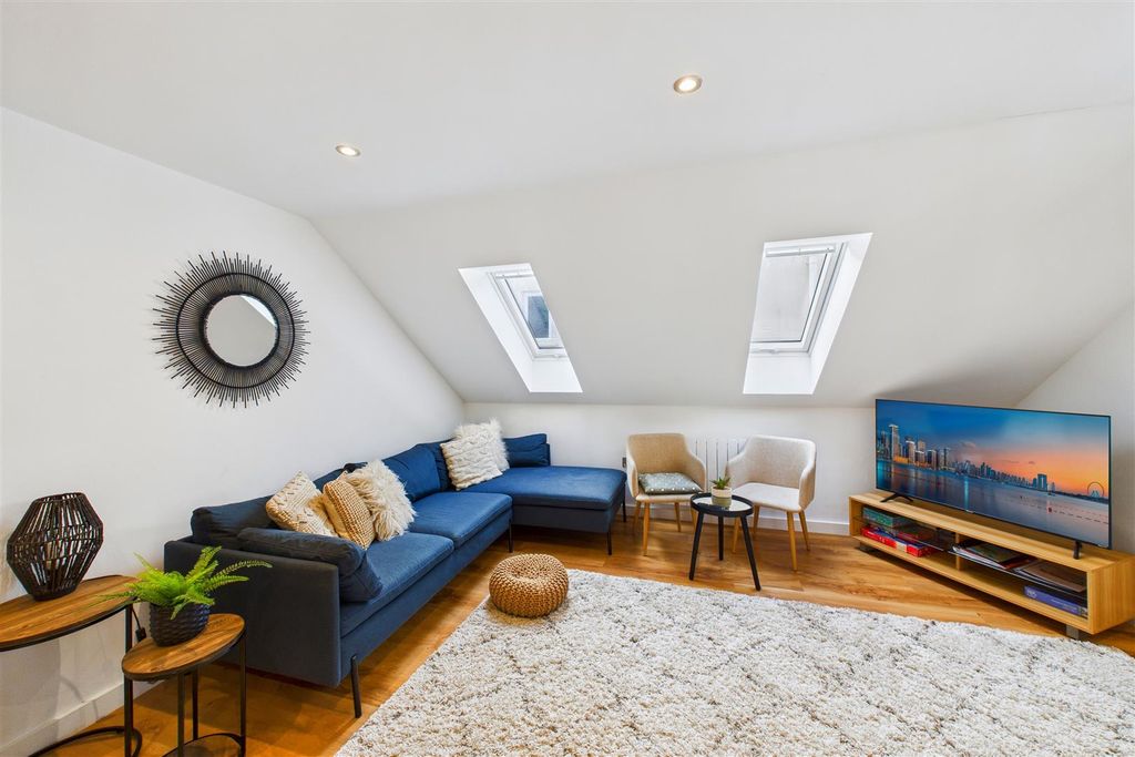 Property photo 3 of 25 Lounge