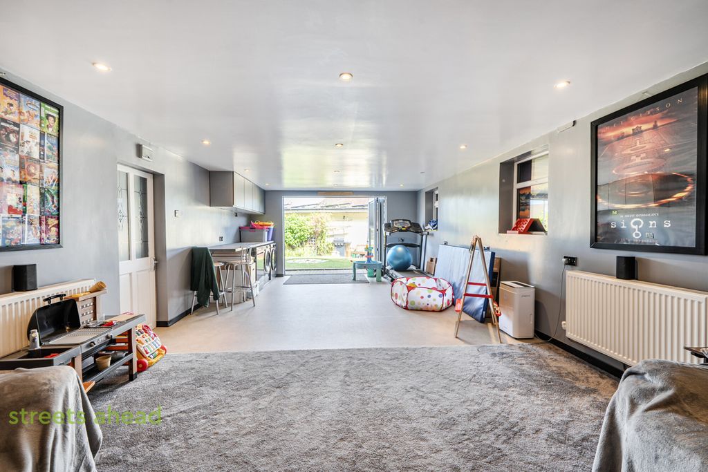 Property photo 2 of 22 07059630-23Db-461...