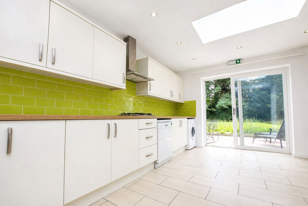 Property photo 1 of 11 Approach