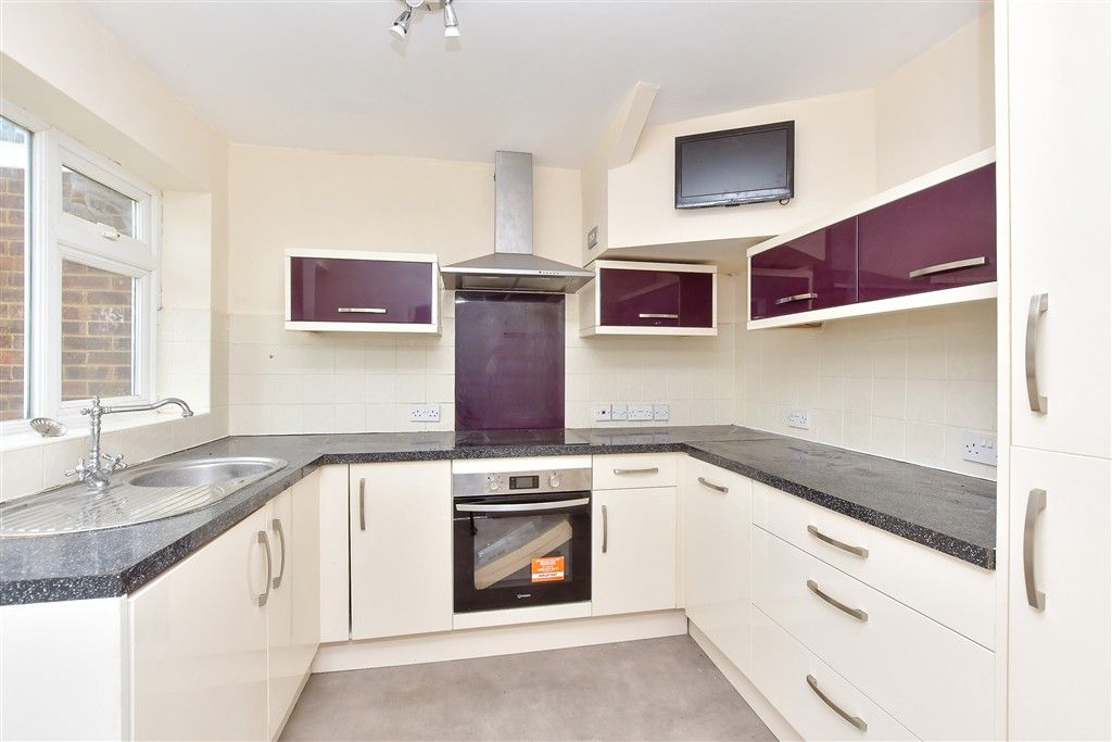 Property photo 3 of 10 Kitchen