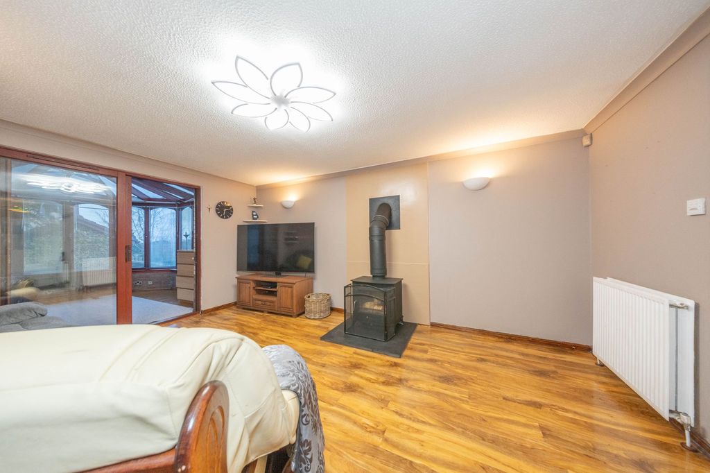 Property photo 2 of 37 Lounge