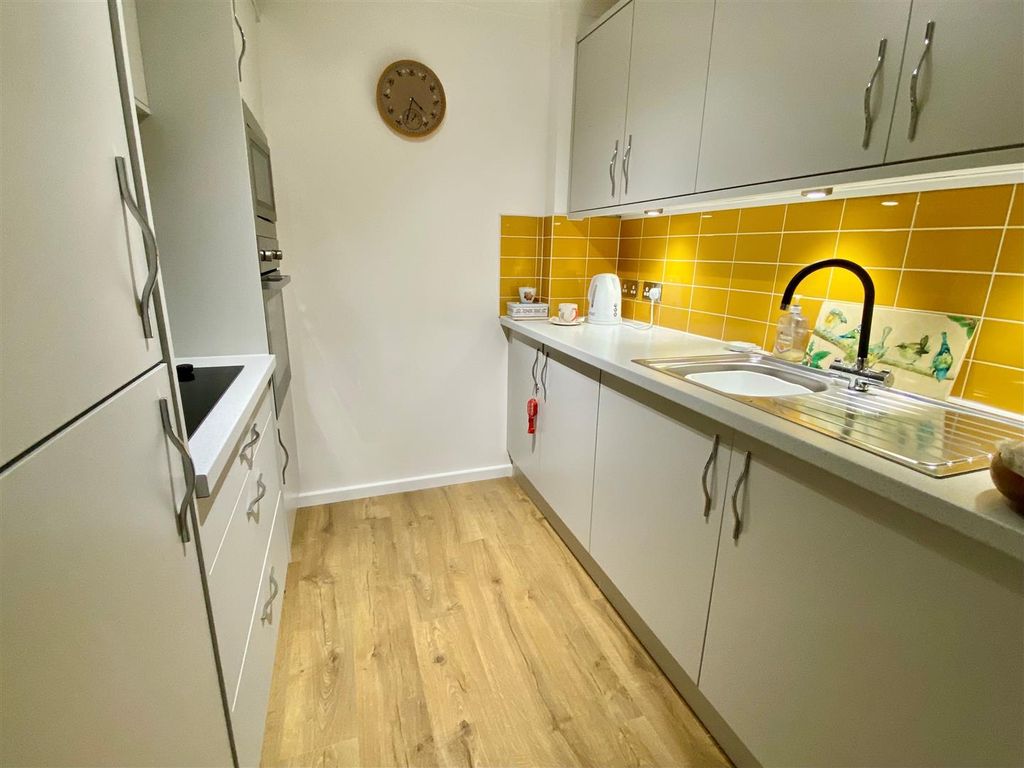 Property photo 2 of 12 Sovcurtkit.Jpg