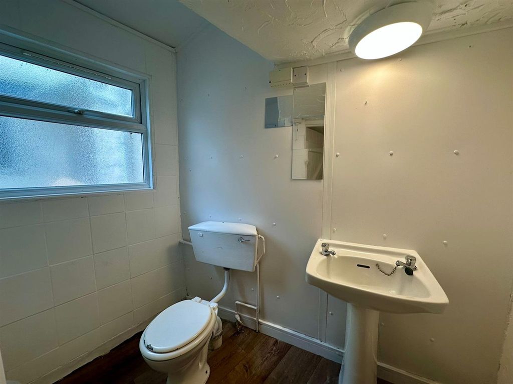 Property photo 1 of 4 Bathroom.Jpg