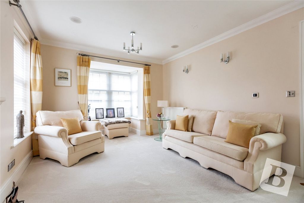 Property photo 3 of 33 Living Room