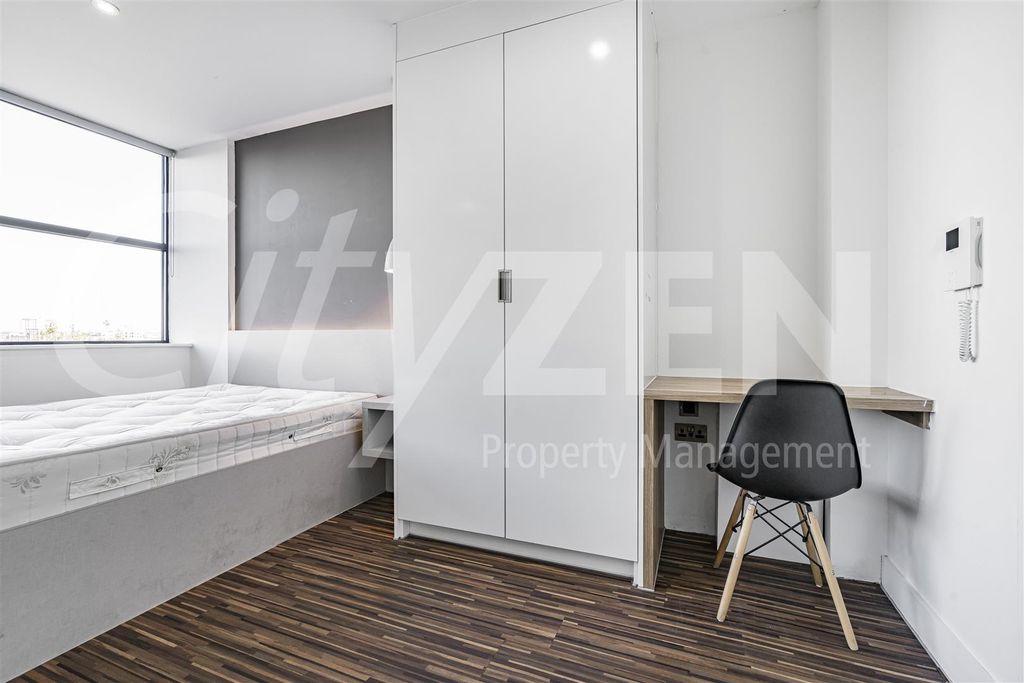 Property photo 2 of 10 Studio