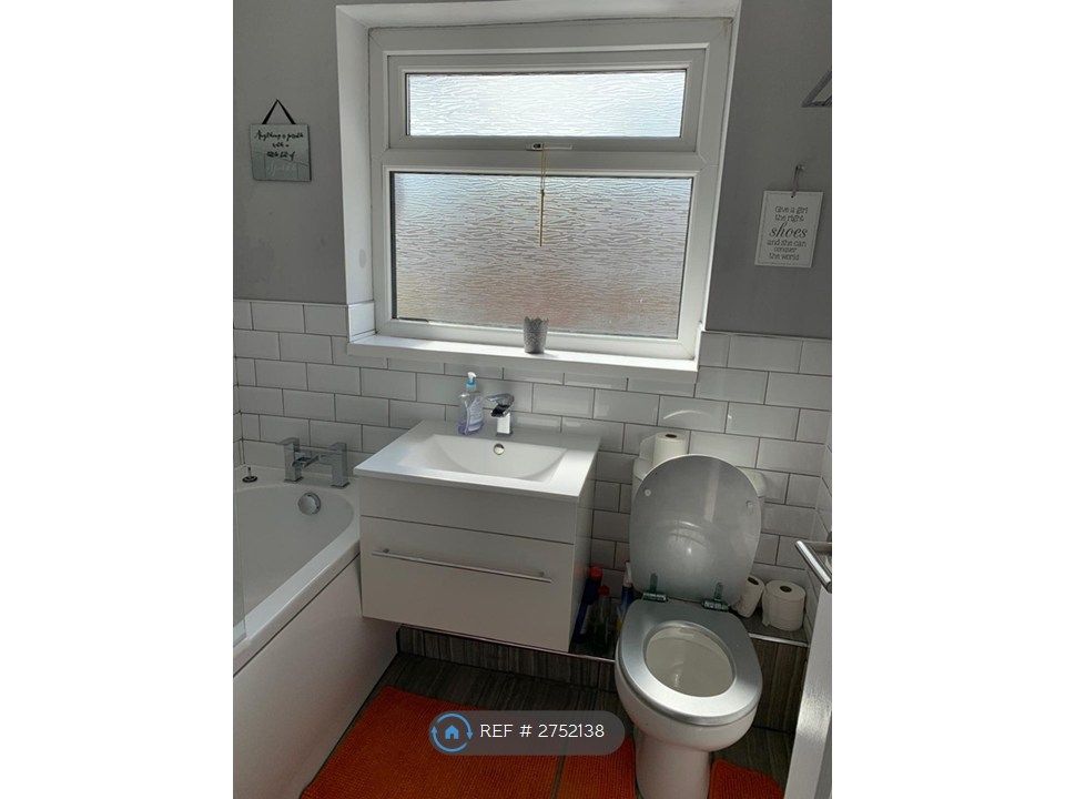 Property photo 3 of 8 Bathroom 1