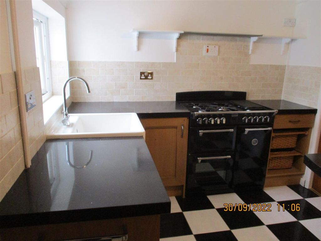 Property photo 3 of 8 Kitchen