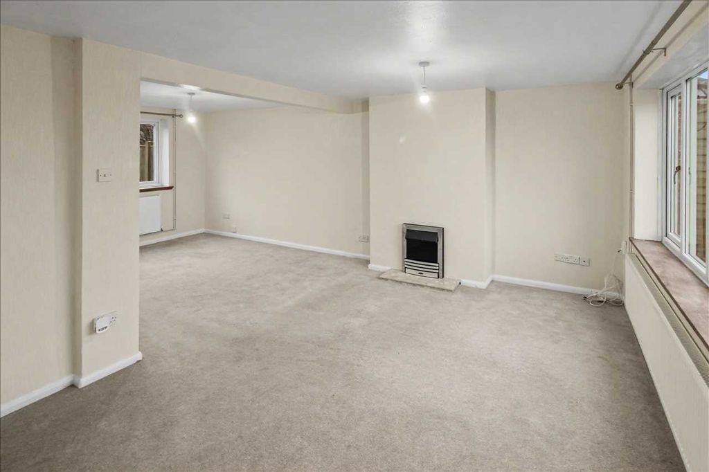 Property photo 3 of 28 Lounge