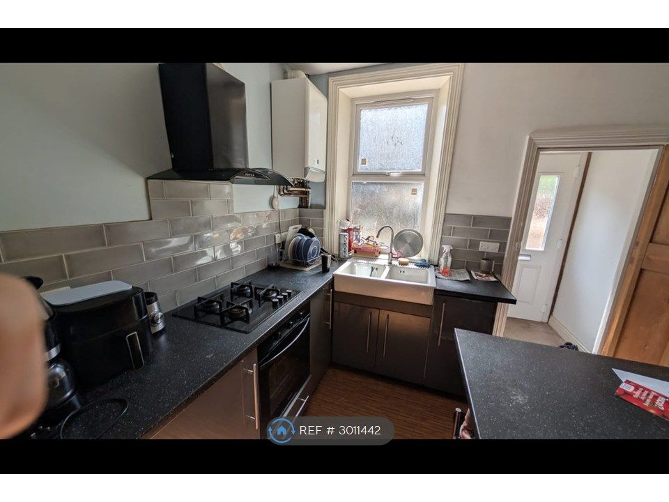 Property photo 3 of 14 Kitchen