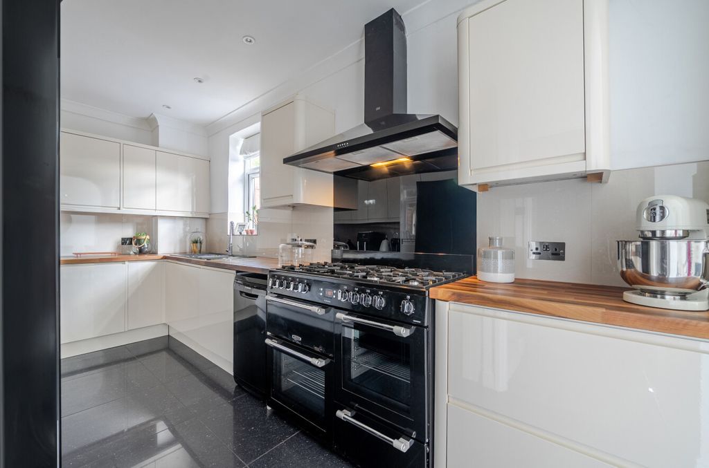 Property photo 2 of 16 1527228-13-6Abf8d...