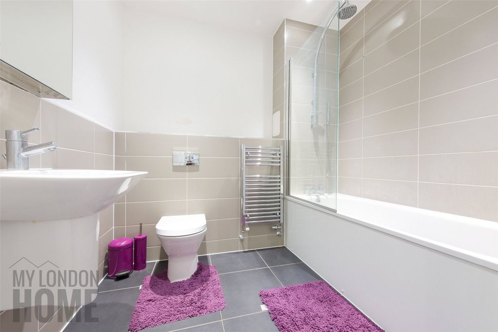 Property photo 2 of 20 Bathroom