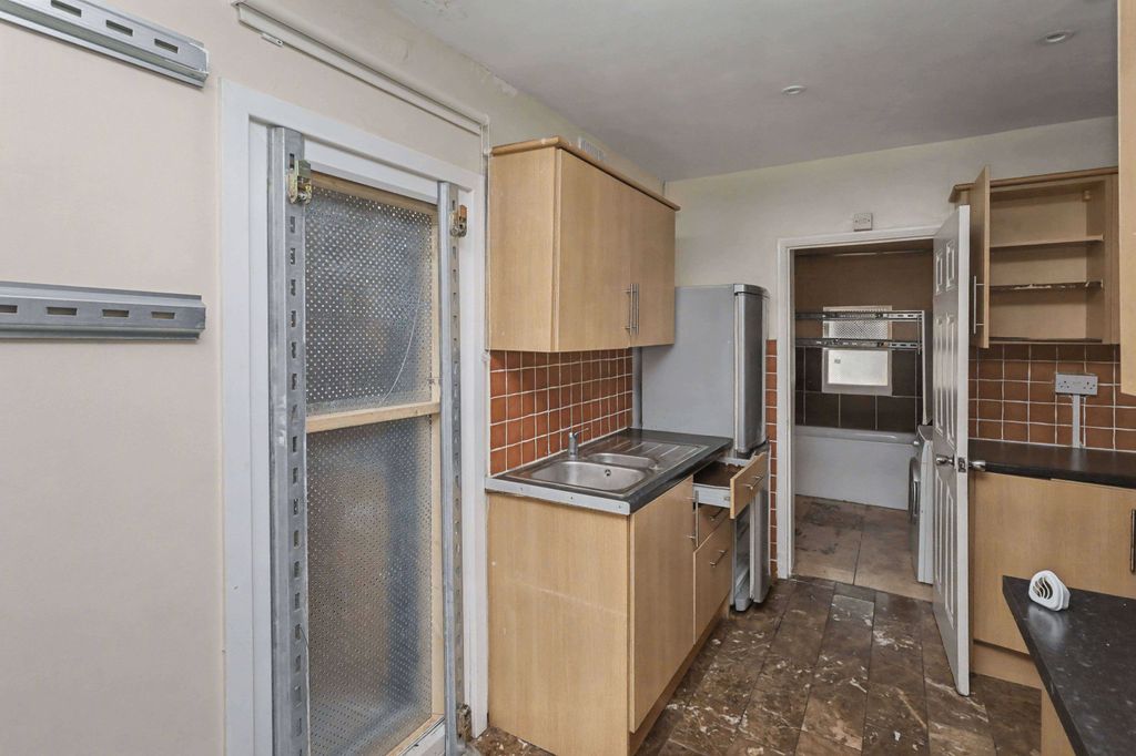 Property photo 3 of 12 200 Whitehorse Lane, South Norwood, London Se25 6Ux