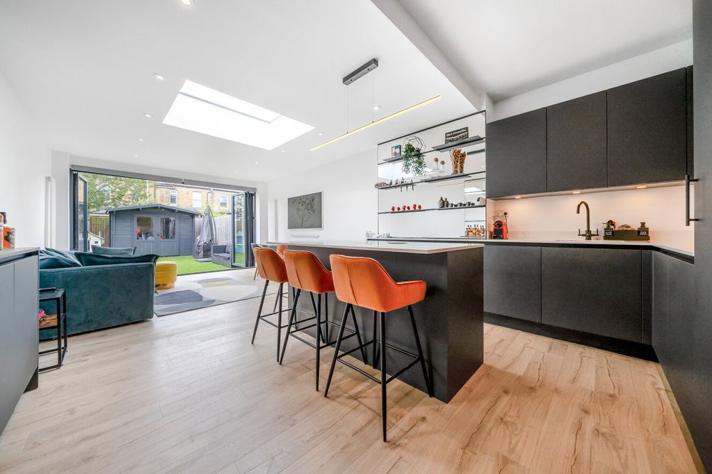 Property photo 2 of 19 Picture No. 12