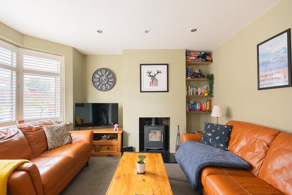 Property photo 3 of 25 6B7Rbr - Living Room C.Jpg