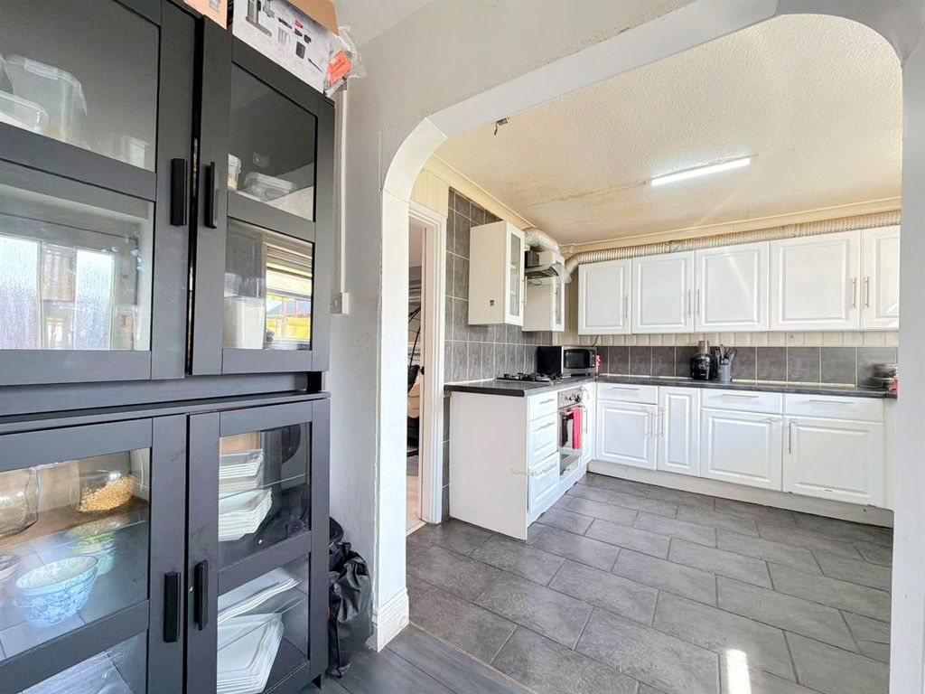 Property photo 3 of 19 Breakfast / Kitchen
