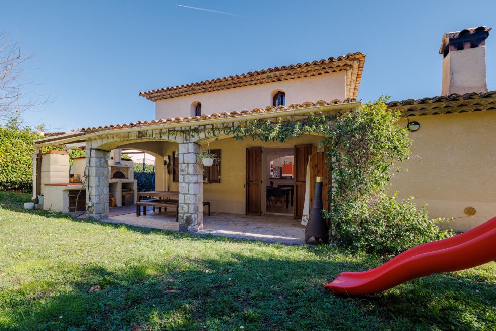 Property photo 2 of 18