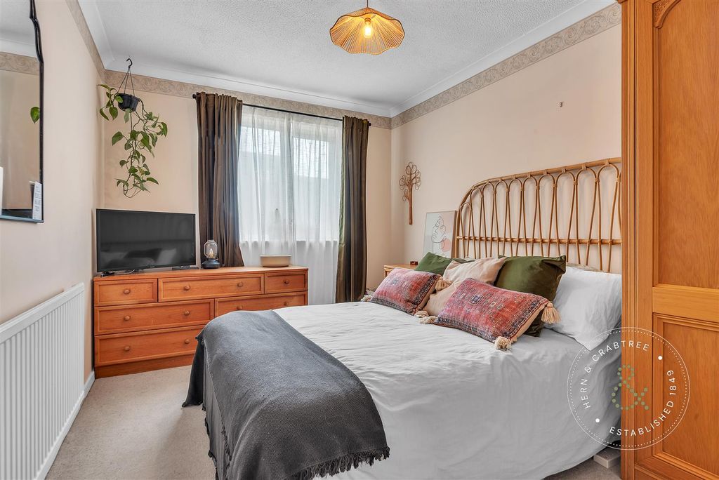 Property photo 1 of 25 Alderwood-Close-01.Jpg