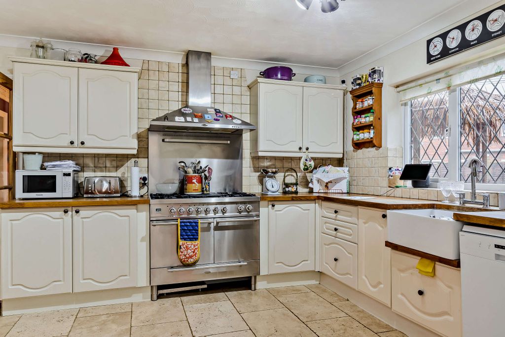 Property photo 2 of 23