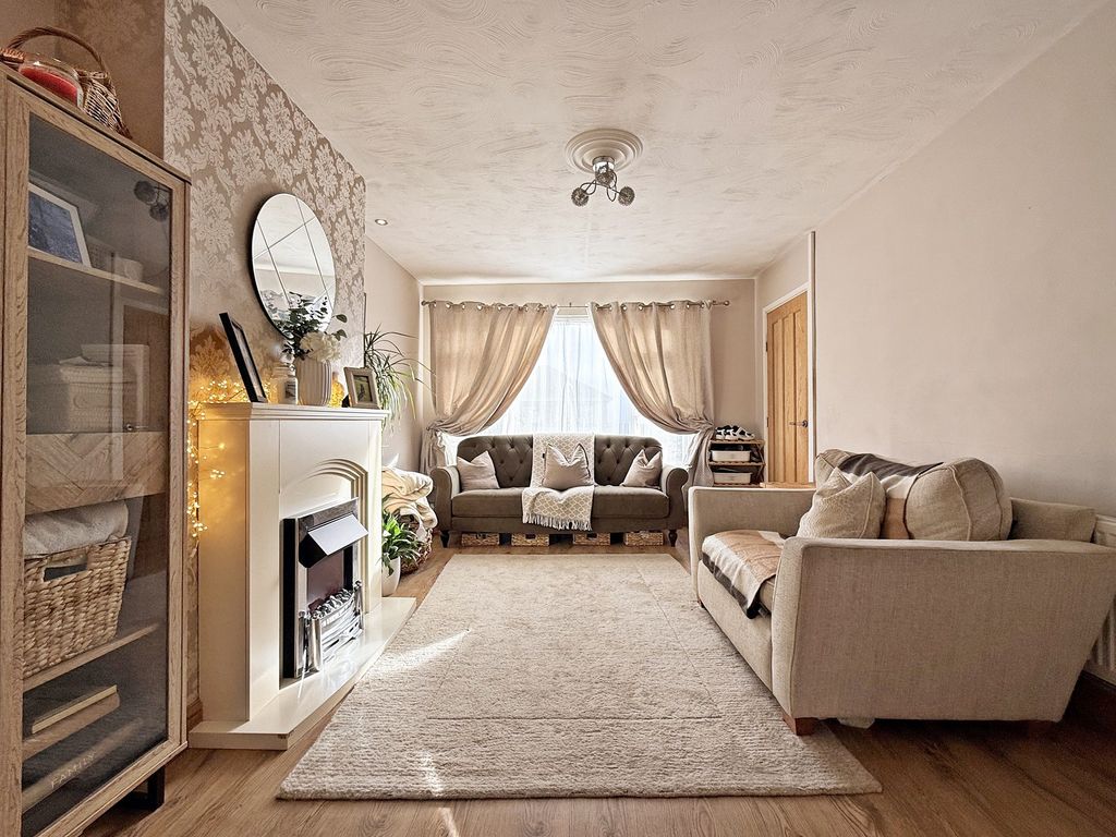 Property photo 3 of 21 Lounge