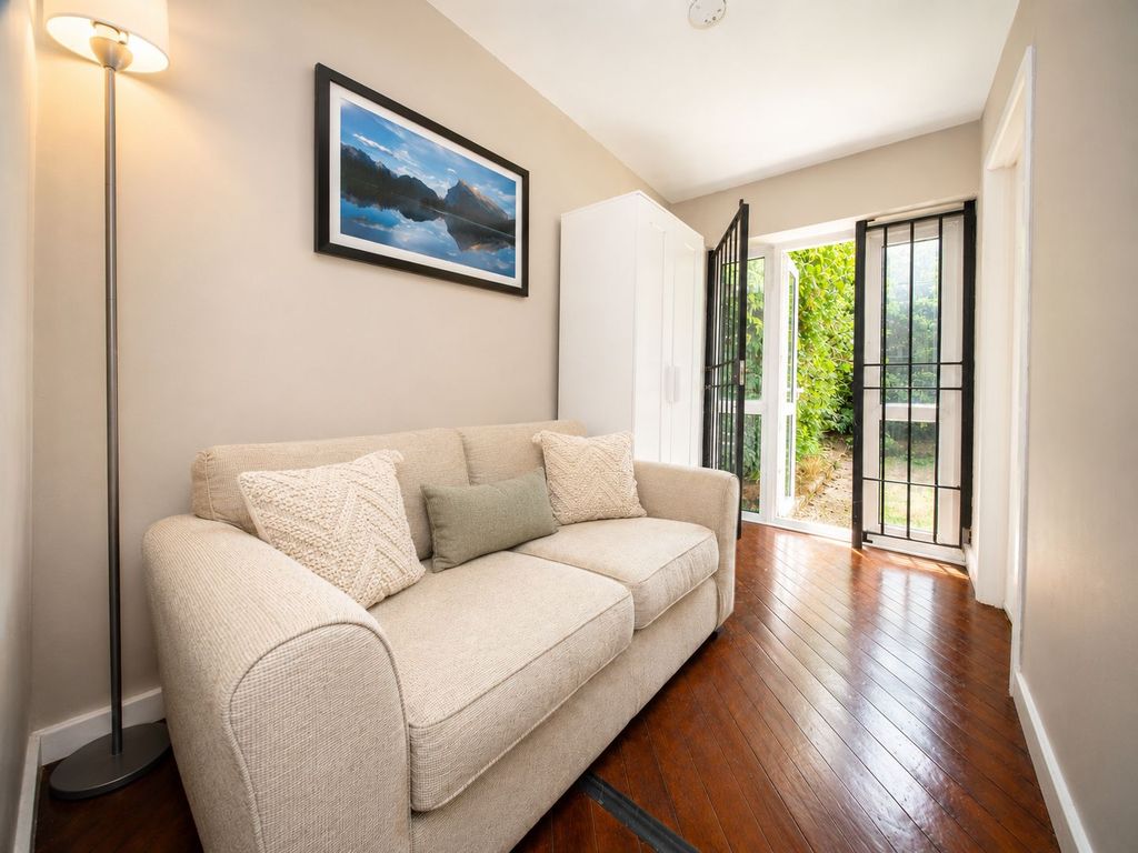 Property photo 1 of 12 Large & Double Rooms In Flat Share
