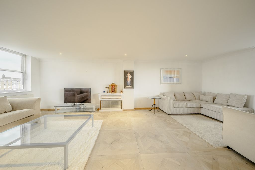 Property photo 2 of 32 5 Bedroom Duplex Apartment In St John's Wood Park
