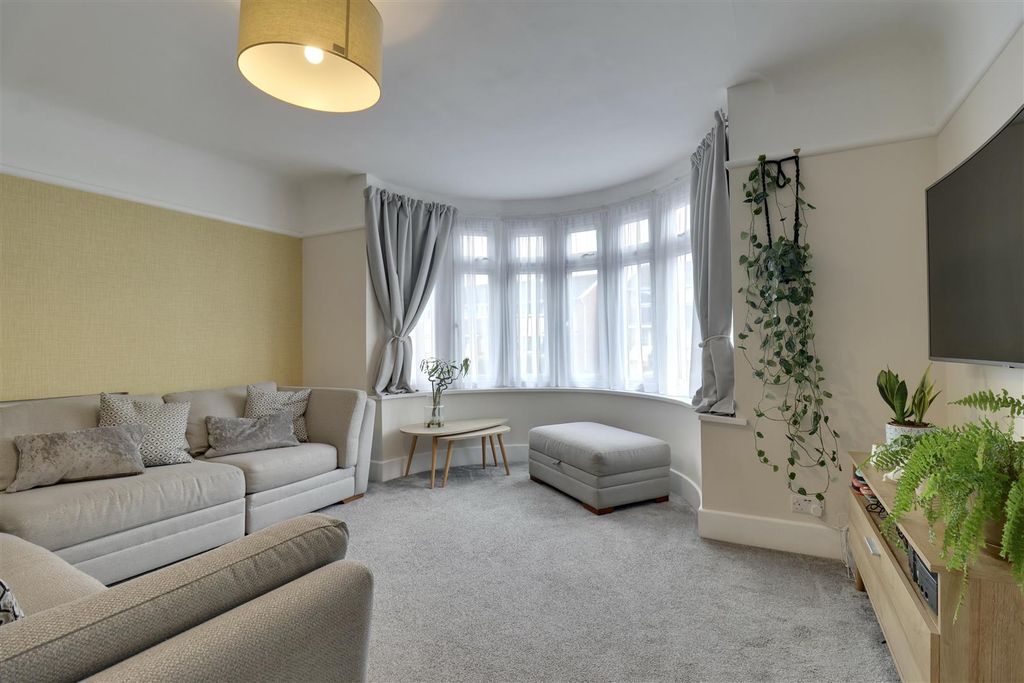 Property photo 2 of 25 48A2E778-04D9-4Eda-8D23-090F192C4419_1_201_A.Jpeg