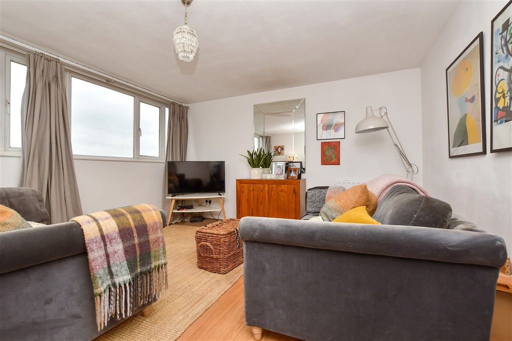 Property photo 2 of 9 Lounge