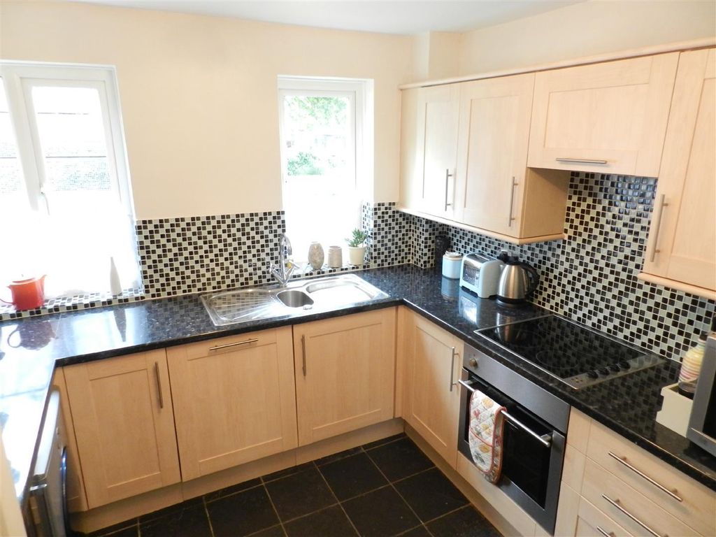 Property photo 2 of 7 Belgrave Court Sw8.Jpg