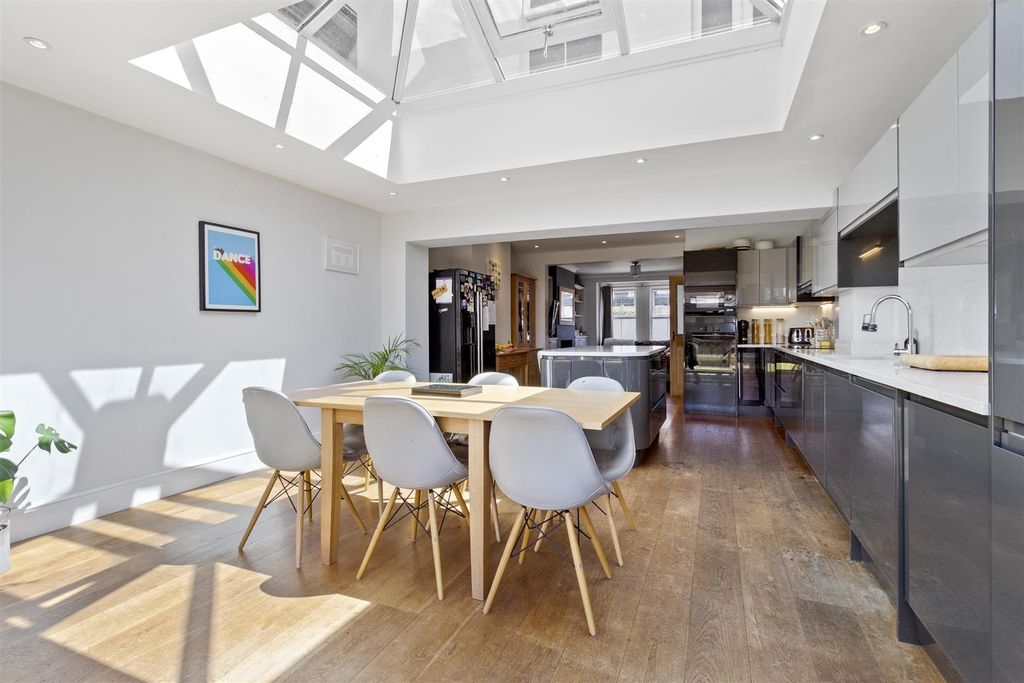 Property photo 3 of 18 Lanfranc, 59-011.Jpg