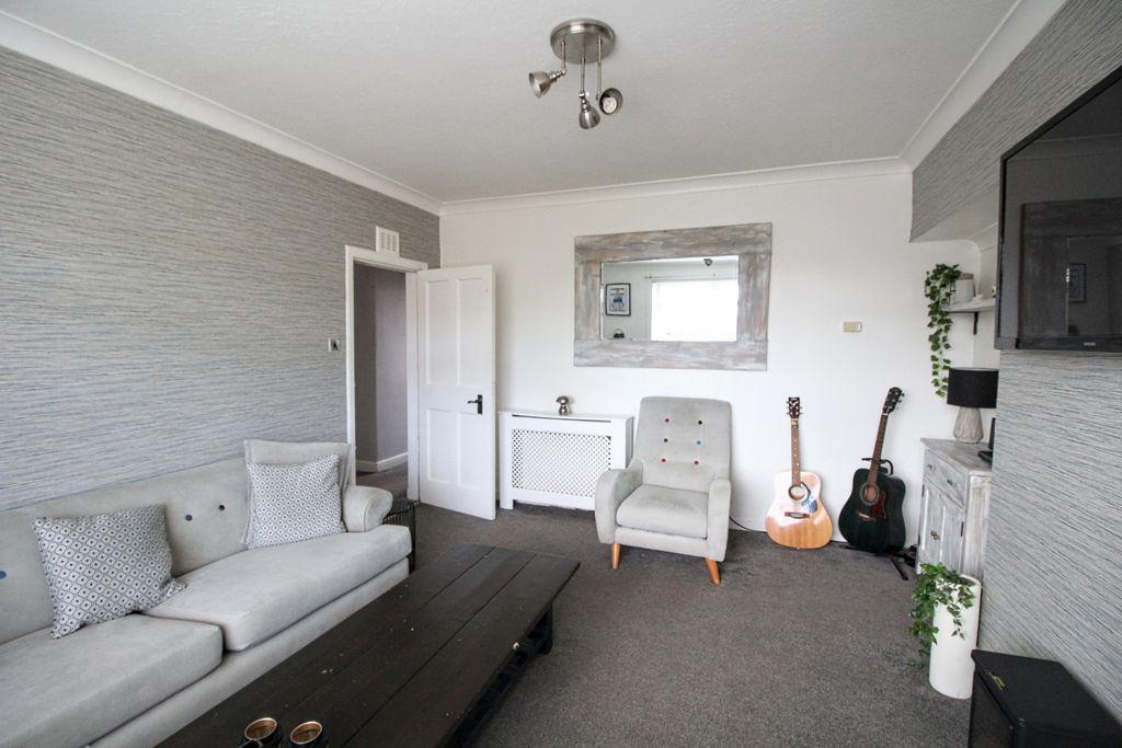 Property photo 2 of 9 Lounge