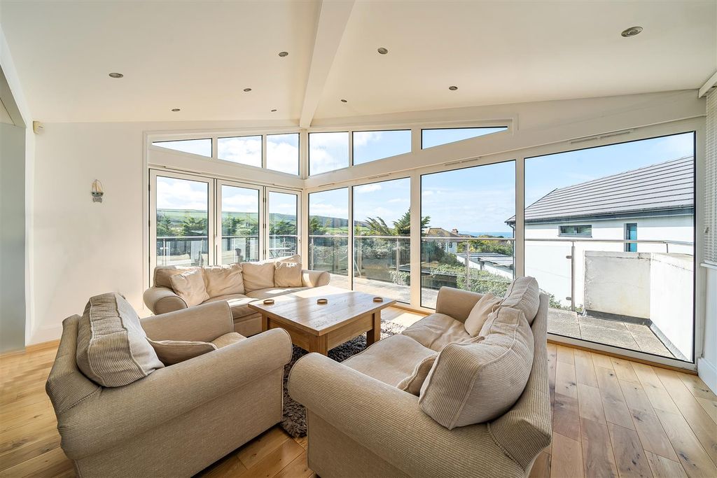 Property photo 2 of 23 Conservatory