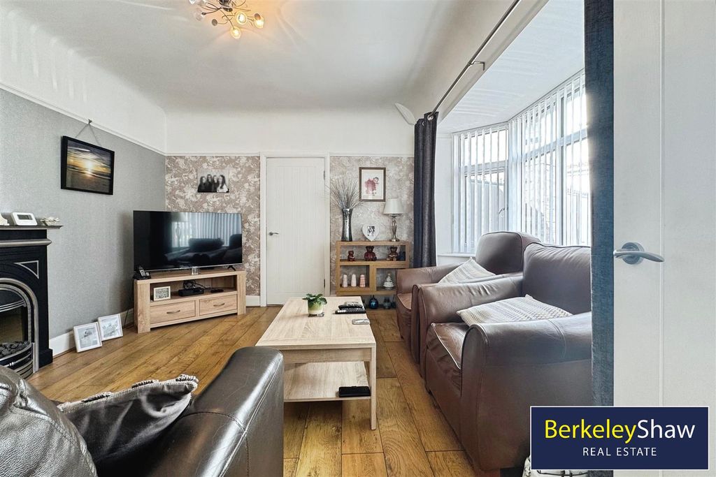 Property photo 1 of 20 Living Room (2)