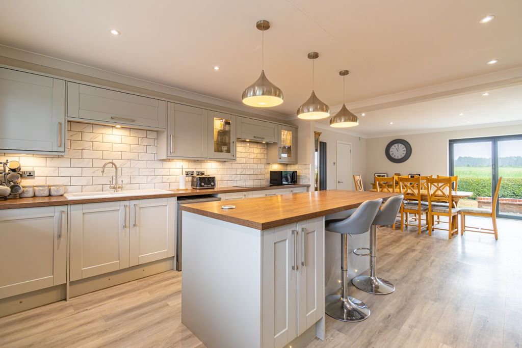 Property photo 1 of 42 3938912
