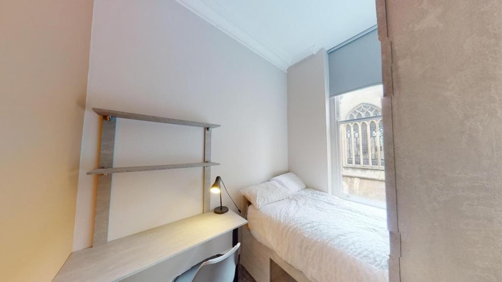 Property photo 2 of 18 A Tidy And Well-Lit Single Bedroom Featuring A Com...