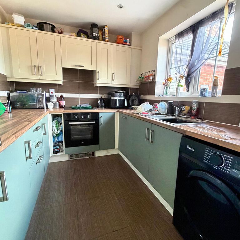 Property photo 3 of 9 Kitchen