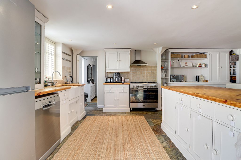 Property photo 3 of 17 Kitchen