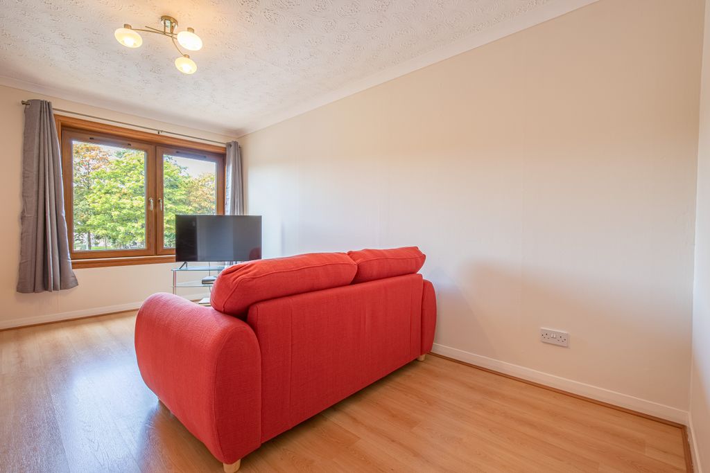 Property photo 3 of 11 Livingangle3