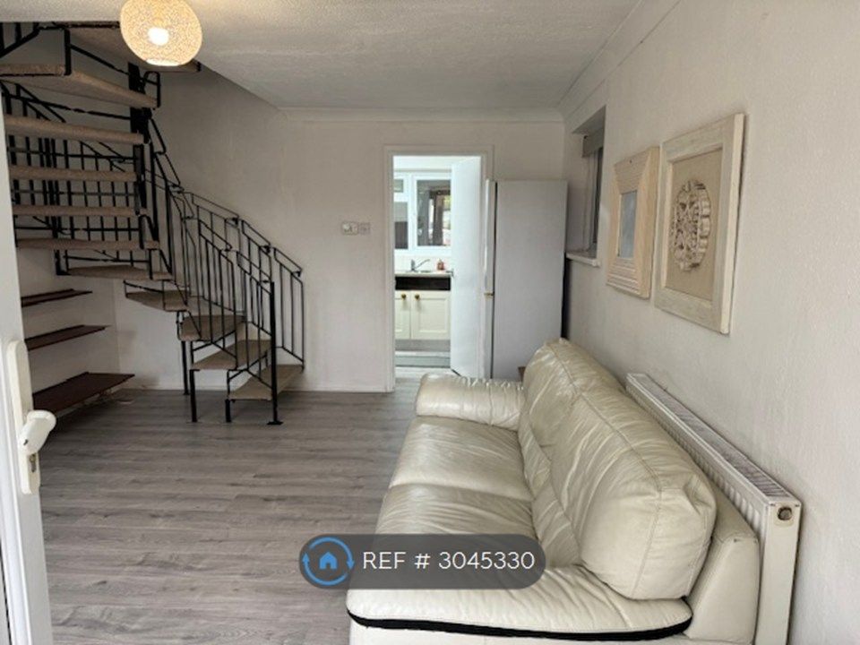 Property photo 3 of 27 Living