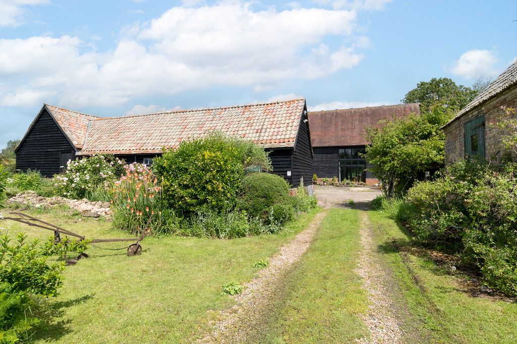 Property photo 1 of 25 Wood End Barns